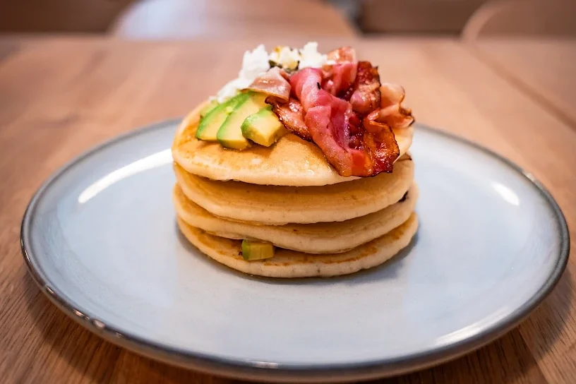 Den Noc Prague Old Town – stack of pancakes with bacon and avocado near Hotel Haštal
